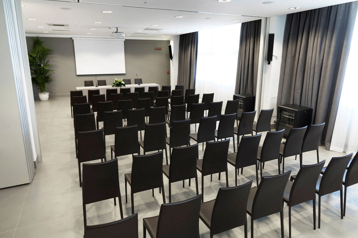 Nowoczesna, klasyczna sala konferencyjna od Marazzi